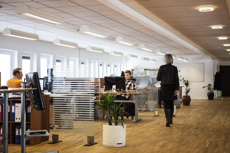 Illustration Flex office : Clara change de place chaque jour. Et elle décroche.